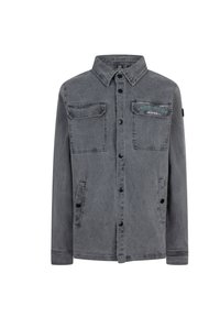 Grå denimjacka med knäppning fram, två bröstfickor och sidfickor. Noterbar grön text på vänster bröst. Enkel kragsdesign.
