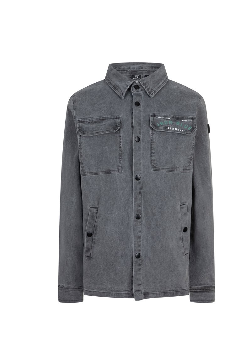 Grå denimjacka med knäppning fram, två bröstfickor och sidfickor. Noterbar grön text på vänster bröst. Enkel kragsdesign.