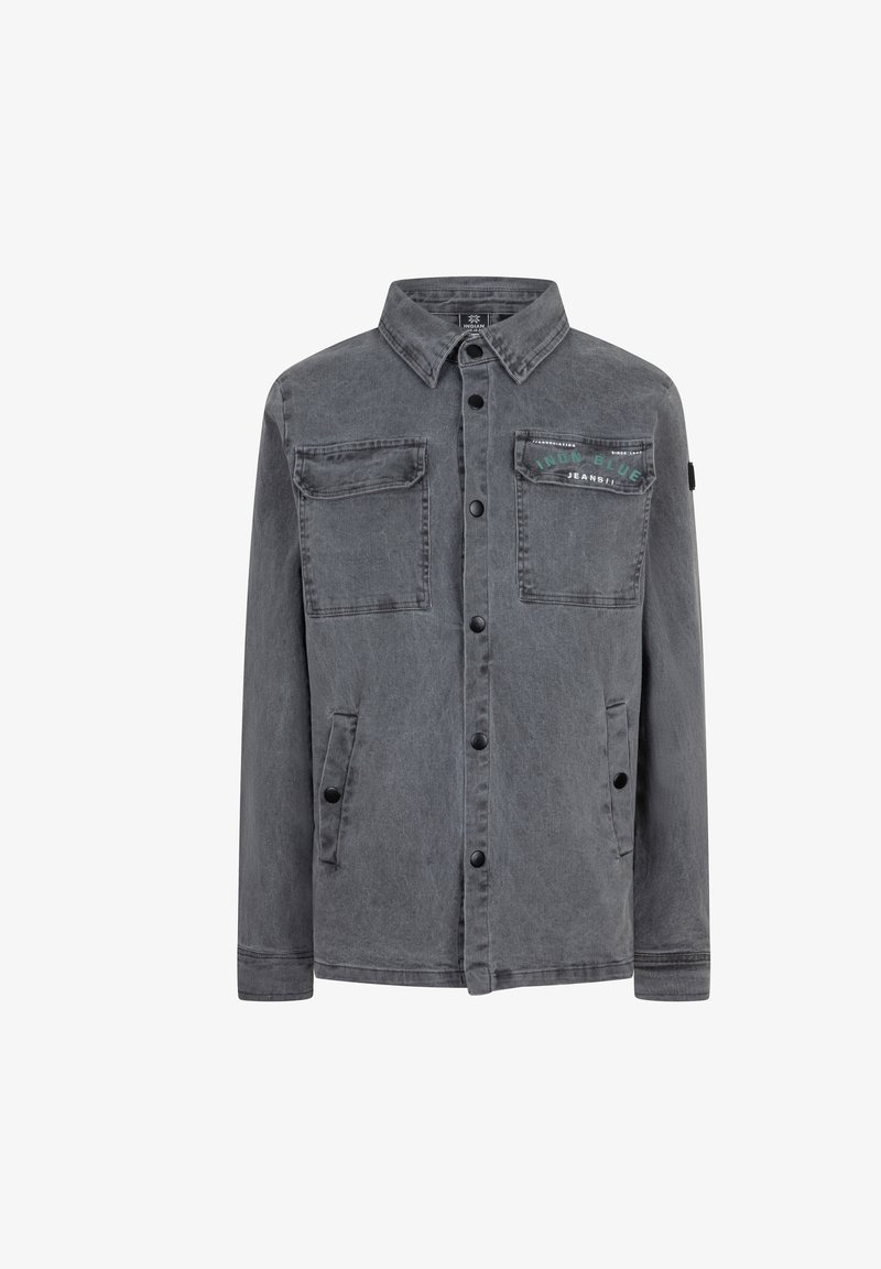 Grå denimjacka med knäppning fram, två bröstfickor och sidfickor. Noterbar grön text på vänster bröst. Enkel kragsdesign.
