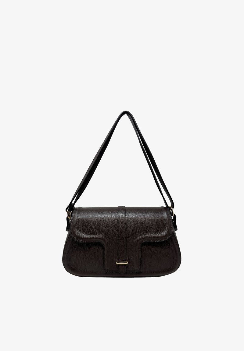 Sac à bandoulière en cuir marron foncé avec rabat incurvé, une fine bandoulière et une petite fermeture métallique rectangulaire au centre à l'avant.