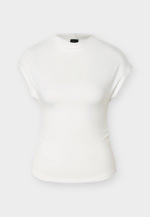 Top blanco ajustado de manga corta con cuello redondo alto y hombros ligeramente acolchados, mostrado sobre un fondo liso.