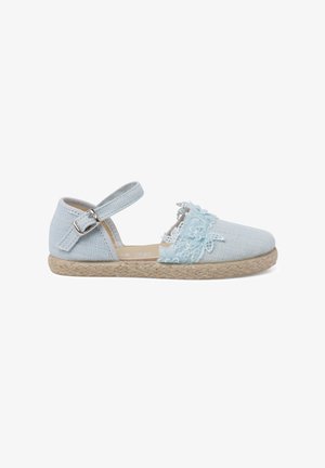 Espadrille bleu clair avec une texture tissée, des accents en dentelle et une sangle à boucle, dotée d'un bout rond et d'une semelle en jute.