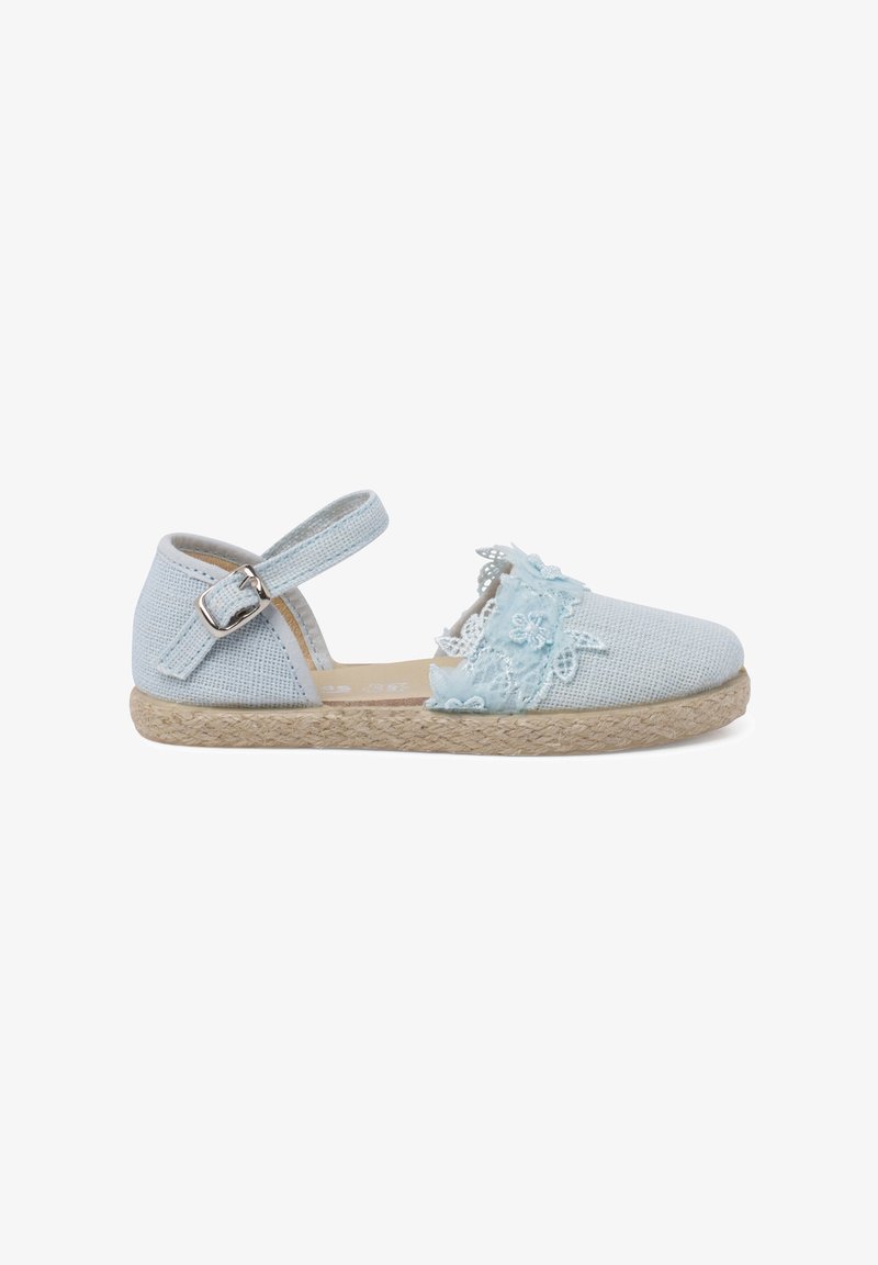 Espadrille bleu clair avec une texture tissée, des accents en dentelle et une sangle à boucle, dotée d'un bout rond et d'une semelle en jute.
