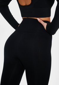 SQUATPROOF PURPOUSE - Leggings - black