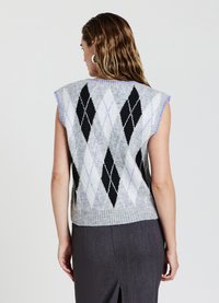 Gilet grigio a maglia senza maniche con un motivo a rombi bianco e nero e accenti in lavanda. Tessuto testurizzato con orlo a coste.