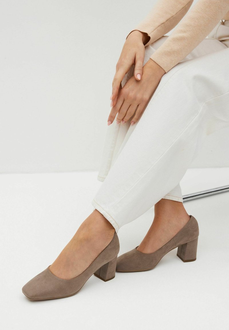 Next - FOREVER COMFORT SQUARE TOE REGULAR WIDE FIT - Pumps - mink brown, Forstør