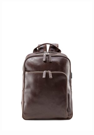 Zaino in pelle marrone scuro con tasca anteriore con cerniera, doppie chiusure lampo, spallacci imbottiti e manico superiore su sfondo bianco.