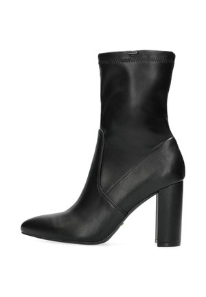 Stivale alla caviglia nero con finitura in pelle liscia, punta affusolata e tacco a blocco di 10 cm. Presenta un design elegante e minimale con bordo elasticizzato.