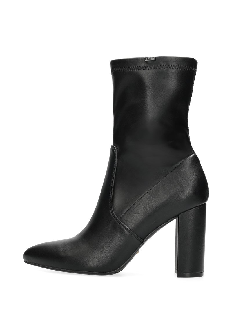 Stivale alla caviglia nero con finitura in pelle liscia, punta affusolata e tacco a blocco di 10 cm. Presenta un design elegante e minimale con bordo elasticizzato.