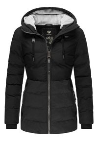 Giacca nera con cappuccio e zip frontale, caratterizzata da sezioni imbottite, polsini elastici e due tasche laterali, foderata con un materiale morbido.