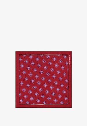 Czerwona jedwabna chusta w powtarzający się wzór diamentów w odcieniach niebieskiego i białego, z wąskim białym brzegiem i metką marki w jednym rogu.