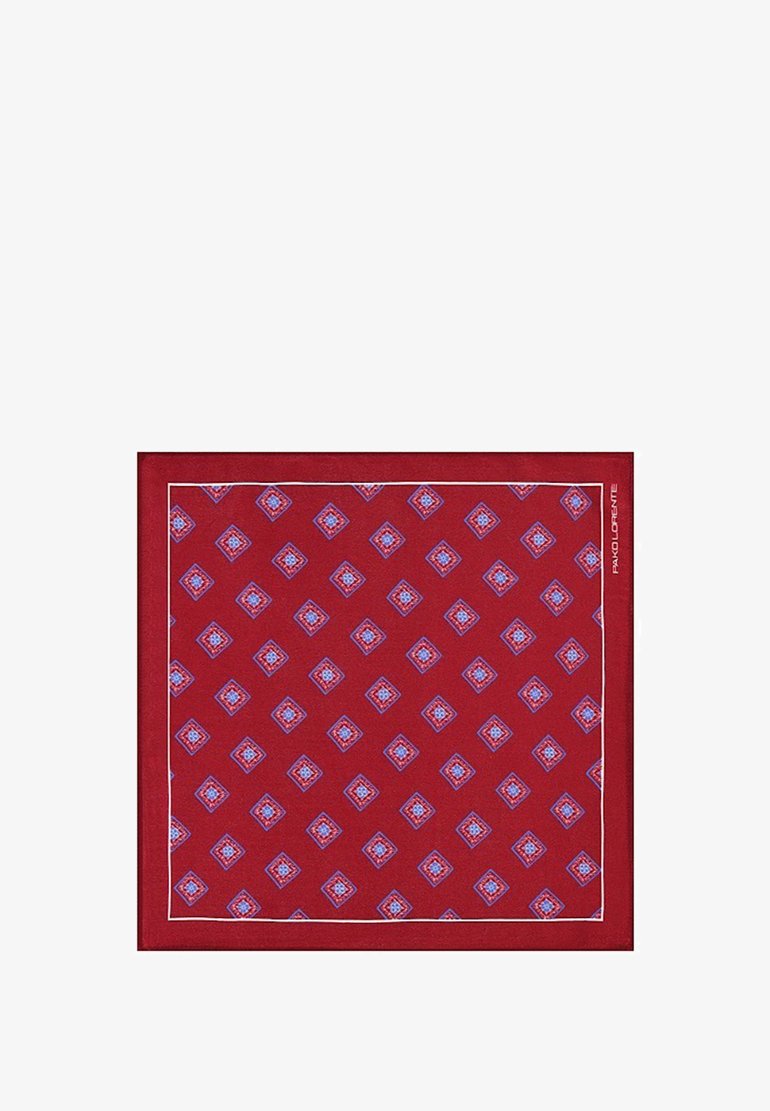 Czerwona jedwabna chusta w powtarzający się wzór diamentów w odcieniach niebieskiego i białego, z wąskim białym brzegiem i metką marki w jednym rogu.