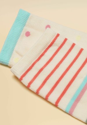 Kaks paari valgeid sukki: ühed volditud, roosade täppidega ja sinise mansetiga, ning teised valged punaste triipude ja helesinise mansetiga, beežil taustal.