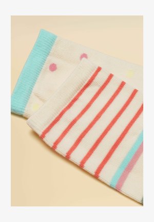 Kaks paari valgeid sukki: ühed volditud, roosade täppidega ja sinise mansetiga, ning teised valged punaste triipude ja helesinise mansetiga, beežil taustal.