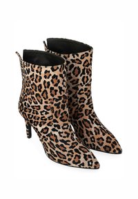 Stivali alla caviglia con stampa leopardata e punta affusolata, realizzati in morbido camoscio, con tacco a stiletto e tab laterali per una facile vestibilità.