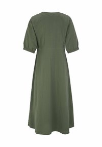 Oliwkowa sukienka wykonana z teksturowanej tkaniny, z krótkimi bufkowymi rękawami, dopasowaną górą i zwiewną spódnicą sięgającą do ziemi.