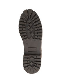 Zool van een bruin robuust laars met diepe profiel, kruispatronen, maat 42 aanduiding en het merk "TRAVELIN'" in het hielgedeelte gedrukt.