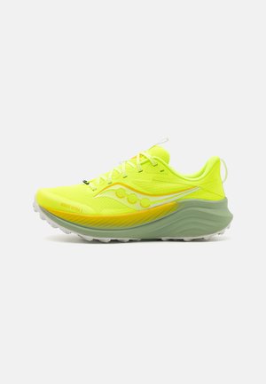Zapatilla de running verde lima con una parte superior de malla, acentos amarillos en contraste, una media suela gruesa y acolchada, y una suela exterior de goma blanca con tracción.