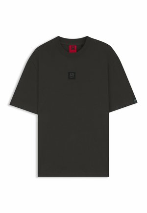 Donkergroene T-shirt met korte mouwen van katoen, voorzien van een vierkante zwarte logo patch op de borst en een rode label aan de binnenkant van de hals.