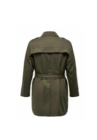 Olivově zelený trenčkot vyrobený z hladkého materiálu, s páskem v pase, dlouhými rukávy a zadním yoke pro dodatečnou strukturu.