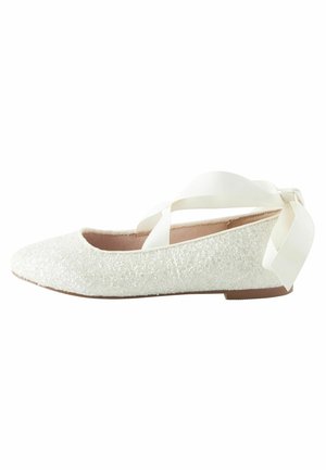 Ballerine blanche pailletée avec rubans à la cheville noués en nœud, petit talon et bout en amande.