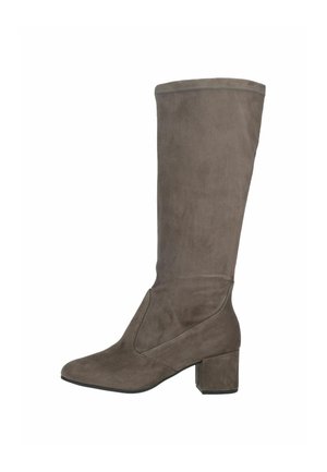 Botte en daim marron montante jusqu'au genou avec talon bloc, bout pointu et détails de couture simples sur fond blanc.