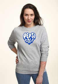Šedá mikina vyrobená z bavlny, s výrazným modrým logem "PEPSI COLA" na přední straně. Dlouhé rukávy s pružnými manžetami.