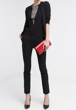 Buffalo, Pochette - dark red