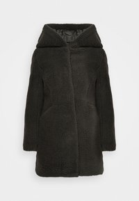 Abrigo negro con capucha, hecho de una tela texturizada con un exterior esponjoso y un forro suave, que presenta bolsillos laterales y un diseño minimalista.