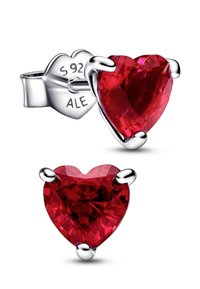 Orecchini a forma di cuore realizzati con gemme rosse, montati su argento lucido, con quattro griffe e un piccolo retro a forma di cuore con incisioni decorative.