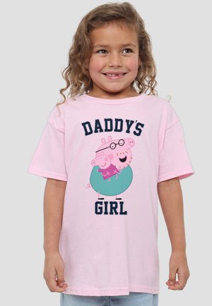 Hellrosa T-Shirt mit einem Grafikmotiv von zwei Cartoon-Schweinen, Text "DADDY'S GIRL" in Dunkelblau. Kurze Ärmel, lockerer Schnitt, aus weichem Baumwollmaterial.