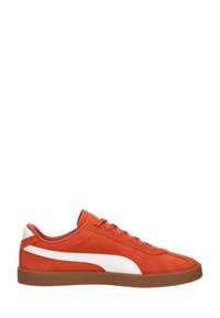 Baskets basses en daim orange brûlé avec bande blanche sur le côté et semelle en caoutchouc gomme, vues de profil orientées vers la droite.