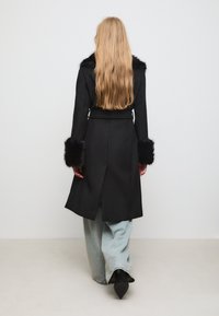 Stradivarius LONG WITH DETAIL - Klassisk frakke - black