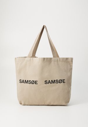Sac fourre-tout en toile beige avec deux logos "SAMØE" imprimés en noir. Doté de solides bretelles beige et d'un design simple et non structuré.