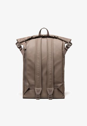 Rolovací batoh v matném béžovém materiálu, vybavený polstrovanými popruhy, horním madlem a dvojitými zipy s nastavitelným kováním pro bezpečné uzavření.