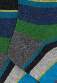 Calzini multicolori con strisce orizzontali in blu scuro, verde, grigio e azzurro. Realizzati in morbido tessuto a maglia testurizzato.