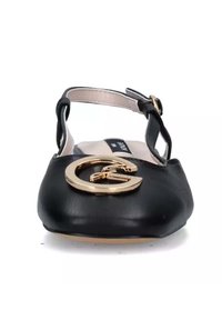 Scarpa piatta nera in pelle con punta tonda, caratterizzata da una vistosa decorazione con logo dorato e una cinghia alla caviglia regolabile.