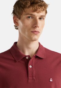 United Colors of Benetton REGULAR FIT czerwony