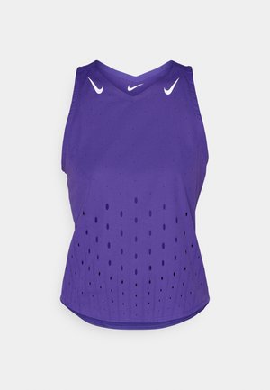 Lila Sport-Tanktop mit V-Ausschnitt, ausgestattet mit weißen Nike-Logos und perforierten Punktmustern zur Belüftung. Weicher Stoff, ärmelloses Design.