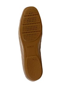 Suela de zapatilla GEOX, de goma de color marrón claro con una superficie texturizada, presenta un diseño con patrones y perforaciones para la transpirabilidad.