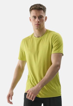 Limonkowo-zielona sportowa koszulka wykonana z lekkiego, oddychającego materiału odprowadzającego wilgoć; z okrągłym dekoltem i krótkimi rękawami. Dopasowany krój, gładka faktura.