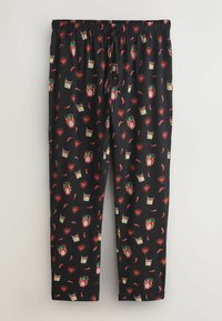 Schwarze Pyjamahosen mit einem Muster aus roten Chili-Schoten, flammenden scharfen Soßenflaschen, roten Herzen und eisgekühlten Getränken mit Strohhalmen.