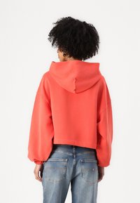 Tommy Jeans CROP SCRIPT HOODIE - Sweatshirt - bright vermillion