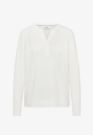 Top blanco de manga larga con escote en V y ajuste holgado. Hecho de tela suave sin patrones o adornos visibles. Etiqueta de la marca "CECIL" en el cuello.