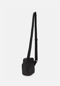 Sort syntetisk crossbody taske med rektangulær form, justerbar skulderrem og to lynlåslommer. Glat overflade, minimalistisk design.