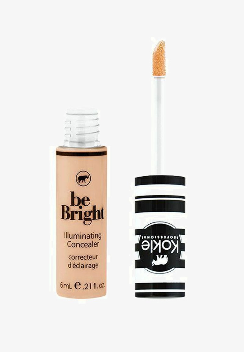 Korrekt och upplysande concealer i en beige tub med svart text, tillsammans med KOKIE-förpackning med svarta ränder och en logotyp, applicator ingår.