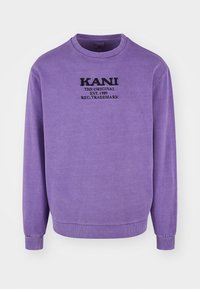 Felicemente colorato maglione viola realizzato in tessuto misto cotone, con collo a giro e maniche lunghe, dotato di logo ricamato nero sul davanti.