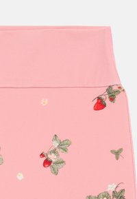 Lys rosa stoff med blomstertrykk som viser jordbær og små hvite blomster. Glatt tekstur, elastisk livlinje og sydd kanter.