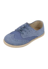 Zapato de ante azul y lona con diseño de cordones, acentos perforados y suela de fibra natural. Tobillo de corte bajo con acabado texturizado.