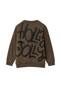 Brązowy sweter z dużym czarnym napisem w stylu graffiti "HOLLY JOLLY" na plecach, o luźnym kroju i ściągaczach na rękawach.